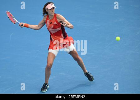 Prag, Tschechische Republik. 04. Aug. 2023. Alize Cornet von Frankreich gibt Tamara Korpatsch von Deutschland während ihres Spiels beim WTA Prague Open 2023 Tennis Turnier, Quarterfinal, am 4. August 2023 in Prag, einen Ball zurück. Tschechische Republik. Kredit: Michal Kamaryt/CTK Photo/Alamy Live News Stockfoto