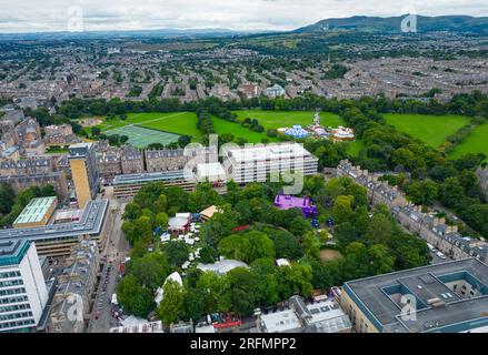 Edinburgh, Schottland, Großbritannien. 4. August 2023. Unvergleichlicher Blick auf die George Square Gardens, ein wichtiger Veranstaltungsort für The Fringe. Die Gärten beherbergen die Veranstaltungsorte Spiegeltent und Underbelly der Assemby. Auf der Rückseite befindet sich Underbelly's Circus Hub on the Meadows. Iain Masterton/Alamy Live News Stockfoto