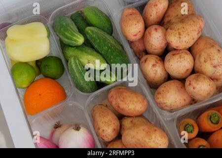 Verschiedene Gemüsesorten in Behältern im Kühlschrank. Gastronomie zum Kochen. Draufsicht. Stockfoto