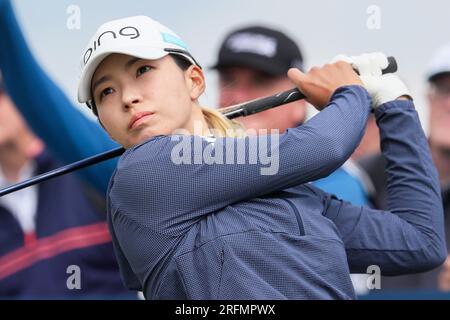 Irvine, Großbritannien. 04. Aug. 2023. Am zweiten Tag des Trust Golf Women's Scottish Open Golf Tournament auf dem Dundonald Links Golf Course in der Nähe von Irvine, Ayrshire, Schottland, Großbritannien, haben die 145 Teilnehmer unter sonnigen Bedingungen mit einer mäßigen Brise gespielt. Hinako Shibuno schlägt an der 5. Ab. Kredit: Findlay/Alamy Live News Stockfoto