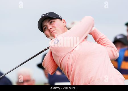 Irvine, Großbritannien. 04. Aug. 2023. Am zweiten Tag des Trust Golf Women's Scottish Open Golf Tournament auf dem Dundonald Links Golf Course in der Nähe von Irvine, Ayrshire, Schottland, Großbritannien, haben die 145 Teilnehmer unter sonnigen Bedingungen mit einer mäßigen Brise gespielt. Jennifer Kupcho schlägt an der 5. ab. Kredit: Findlay/Alamy Live News Stockfoto