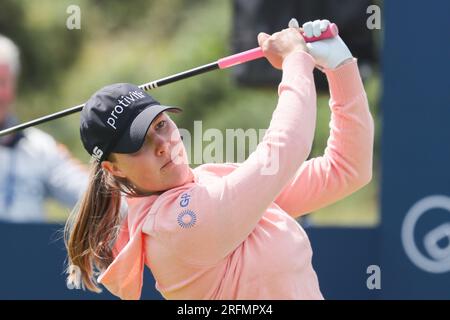 Irvine, Großbritannien. 04. Aug. 2023. Am zweiten Tag des Trust Golf Women's Scottish Open Golf Tournament auf dem Dundonald Links Golf Course in der Nähe von Irvine, Ayrshire, Schottland, Großbritannien, haben die 145 Teilnehmer unter sonnigen Bedingungen mit einer mäßigen Brise gespielt. Jennifer Kupcho schlägt gleich ab. Kredit: Findlay/Alamy Live News Stockfoto