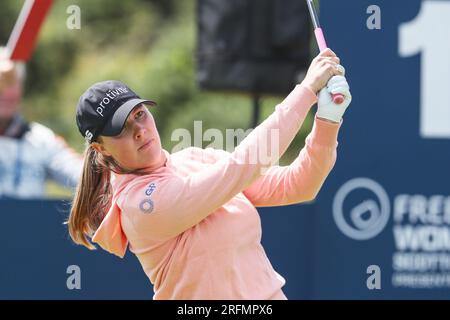 Irvine, Großbritannien. 04. Aug. 2023. Am zweiten Tag des Trust Golf Women's Scottish Open Golf Tournament auf dem Dundonald Links Golf Course in der Nähe von Irvine, Ayrshire, Schottland, Großbritannien, haben die 145 Teilnehmer unter sonnigen Bedingungen mit einer mäßigen Brise gespielt. Jennifer Kupcho zieht gleich ab. Kredit: Findlay/Alamy Live News Stockfoto