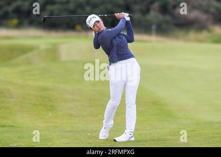 Irvine, Großbritannien. 04. Aug. 2023. Am zweiten Tag des Trust Golf Women's Scottish Open Golf Tournament auf dem Dundonald Links Golf Course in der Nähe von Irvine, Ayrshire, Schottland, Großbritannien, haben die 145 Teilnehmer unter sonnigen Bedingungen mit einer mäßigen Brise gespielt. Jennifer Kupcho auf dem zweiten Fairway. Kredit: Findlay/Alamy Live News Stockfoto