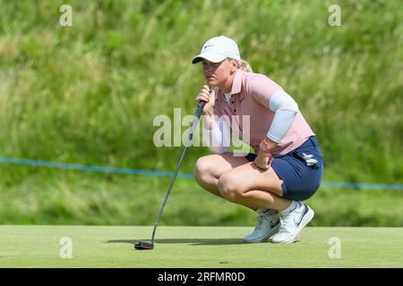 Irvine, Großbritannien. 04. Aug. 2023. Am zweiten Tag des Trust Golf Women's Scottish Open Golf Tournament auf dem Dundonald Links Golf Course in der Nähe von Irvine, Ayrshire, Schottland, Großbritannien, haben die 145 Teilnehmer unter sonnigen Bedingungen mit einer mäßigen Brise gespielt. Maja stark auf dem dritten Grün. Kredit: Findlay/Alamy Live News Stockfoto