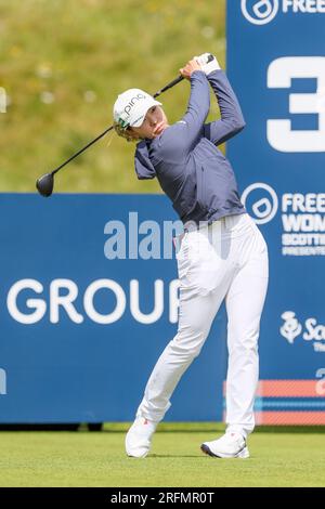 Irvine, Großbritannien. 04. Aug. 2023. Am zweiten Tag des Trust Golf Women's Scottish Open Golf Tournament auf dem Dundonald Links Golf Course in der Nähe von Irvine, Ayrshire, Schottland, Großbritannien, haben die 145 Teilnehmer unter sonnigen Bedingungen mit einer mäßigen Brise gespielt. Hinako Shibuno schlägt am dritten. Kredit: Findlay/Alamy Live News Stockfoto