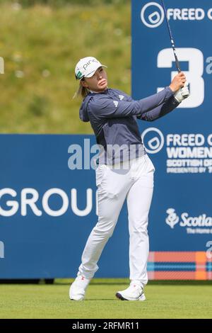 Irvine, Großbritannien. 04. Aug. 2023. Am zweiten Tag des Trust Golf Women's Scottish Open Golf Tournament auf dem Dundonald Links Golf Course in der Nähe von Irvine, Ayrshire, Schottland, Großbritannien, haben die 145 Teilnehmer unter sonnigen Bedingungen mit einer mäßigen Brise gespielt. Hinako Shibuno schlägt am dritten. Kredit: Findlay/Alamy Live News Stockfoto