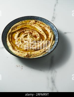 Türkischer Hummus ist ein cremiger Dip aus Kichererbsen, Tahini, Olivenöl, Zitronensaft und Knoblauch. Fügen Sie Joghurt oder Butter für zusätzlichen Reichtum hinzu. Stockfoto