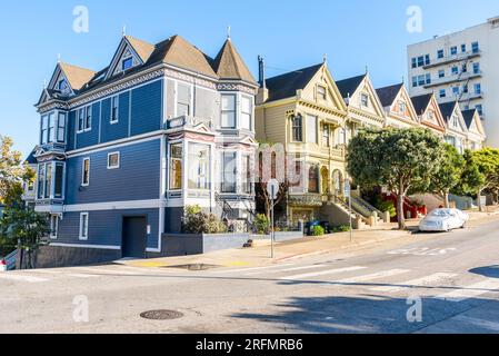 Eine Reihe alter viktorianischer Häuser entlang einer schrägen Straße in San Francisco Stockfoto