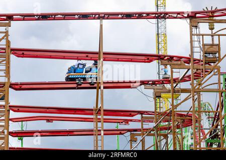 Herne, Deutschland. 04. Aug. 2023. Die Fahrt „Wild Mouse“ im Cranger Kirmes. Die Veranstaltung, die bis August 13 stattfindet, gilt als eines der größten öffentlichen Festivals Deutschlands. Etwa 500 Schauspieler und mehrere Millionen Besucher werden erneut erwartet. Kredit: Christoph Reichwein/dpa/Alamy Live News Stockfoto