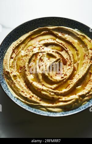 Türkischer Hummus ist ein cremiger Dip aus Kichererbsen, Tahini, Olivenöl, Zitronensaft und Knoblauch. Fügen Sie Joghurt oder Butter für zusätzlichen Reichtum hinzu. Stockfoto