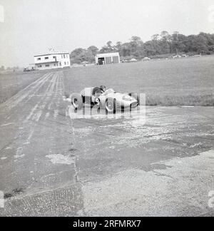 1962, historisch, ein einsitzendes Cooper-Rennauto auf der Rennstrecke an der Rennfahrerschule am Finmere Aerodrome, Bucks, England, Großbritannien, Stockfoto