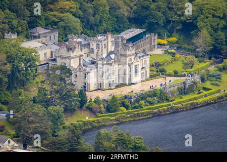 Blick aus der Vogelperspektive auf Kylemore Abbey und Viktorian Walled Garden Vintage Castle im Connemara Park Ireland Stockfoto