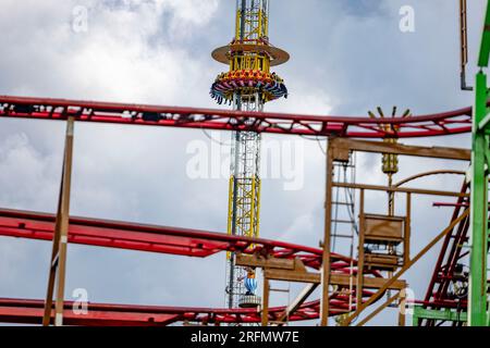 Herne, Deutschland. 04. Aug. 2023. Die „Kater“-Fahrt im Cranger Kirmes, mit der „Wilden Maus“ davor. Die Veranstaltung, die bis zum 13. August stattfindet, gilt als eine der größten Messen in Deutschland. Etwa 500 Schauspieler und mehrere Millionen Besucher werden erneut erwartet. Kredit: Christoph Reichwein/dpa/Alamy Live News Stockfoto