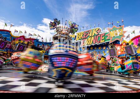 Herne, Deutschland. 04. Aug. 2023. Die „Break Dance“-Fahrt im Cranger Kirmes. Die Veranstaltung, die bis zum 13. August stattfindet, gilt als eine der größten Messen in Deutschland. Etwa 500 Schauspieler und mehrere Millionen Besucher werden erneut erwartet. (Aufnahme mit Langzeitbelichtung) Kredit: Christoph Reichwein/dpa/Alamy Live News Stockfoto