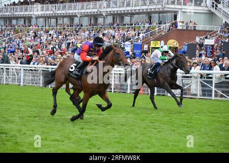 Goodwood, Großbritannien. 4. August 2023. Serried Ranks, geritten von Rossa Ryan in den Farben des Königs, gewinnt 16,45 die Nursery Handicap Stakes auf der Goodwood Racecourse, Großbritannien. Kredit: Paul Blake/Alamy Live News. Stockfoto