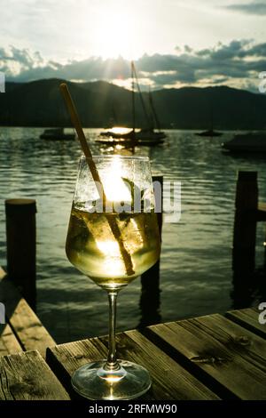 hugo, tegernsee, bayern, deutschland, Tourismus, Sonnenuntergang, Glas, Cocktail, Getränk, aperol, Party, Spritz, Orange, Alkohol, Getränke, Bar, Aperitif, Sommer, Stockfoto