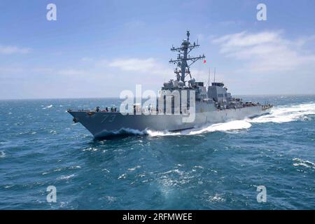 Pazifik, Vereinigte Staaten. 13. Juni 2022. Die USA Navy Arleigh Burke-Klasse-Guided-Missile Destroyer USS Decatur zieht am Flugzeugträger USS Nimitz zum Auftanken auf See, 13. Juni 2022 auf dem Pazifik. Kredit: MC3 Samuel Osborn/US Navy Photo/Alamy Live News Stockfoto