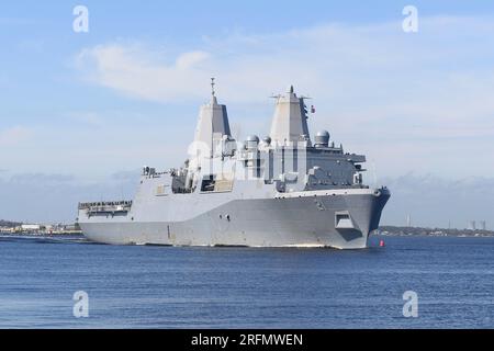 Jacksonville, Usa. 07. Februar 2018. Die USA Amphibienschiff der Navy San Antonio-Klasse USS New York, verlässt Naval Station Mayport für einen geplanten sechsmonatigen Einsatz, 7. Februar 2018 in Jacksonville, Florida. Kredit: MC2 Mark Andrew Hays/US Navy/Alamy Live News Stockfoto