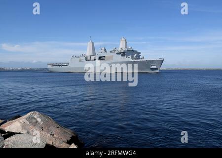 Jacksonville, Usa. 07. Februar 2018. Die USA Amphibienschiff der Navy San Antonio-Klasse USS New York, verlässt Naval Station Mayport für einen geplanten sechsmonatigen Einsatz, 7. Februar 2018 in Jacksonville, Florida. Kredit: MC2 Mark Andrew Hays/US Navy/Alamy Live News Stockfoto