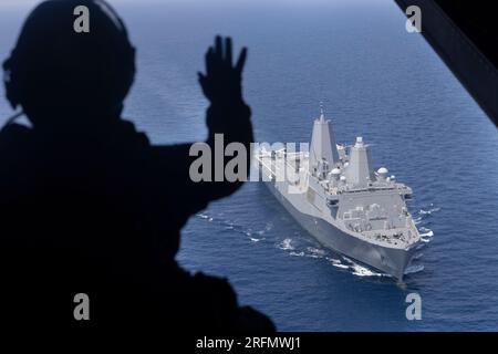 Jacksonville, Usa. 29. Juni 2023. USA Marinekorps Sergeant Rebecca O'Brien, ein Tiltrotor-Crew-Chief mit Marine Medium Tiltrotor-Geschwader 774, winkt auf das Amphibienschiff der San Antonio-Klasse USS New York, während Übungen im Atlantischen Ozean, 29. Juni 2023 in der Nähe von Jacksonville, North Carolina. Kredit: Lcpl. Jessica Mazzamuto/US Marine Corps/Alamy Live News Stockfoto