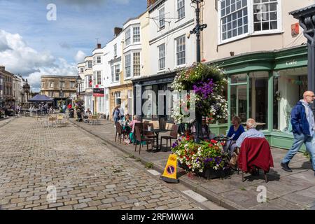 Malerischer Wells Market Place Fußgängerzone Marktplatz mit Cafés, Geschäften und Restaurants im Zentrum der Stadt Wells, Somerset, England Stockfoto