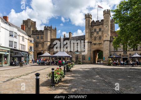 Malerischer historischer Wells Market Place/Market Square im Sommer, City of Wells, Somerset, England, Großbritannien Stockfoto