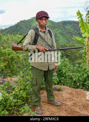 22. Juni 2023, Churachandpur, Manipur, Indien: Ein bewaffneter Freiwilliger aus dem Dorf Dampi, der Gruppenführer ist und zum Kuki-Stamm gehört, posiert für ein Foto während seines Fronteinsatzes im Bezirk Churachandpur im nordöstlichen Bundesstaat Manipur. Die Jugend der Kuki-Zo-Stämme in Manipur hat sich bewaffnet, um ihre Dörfer vor externen Bedrohungen zu schützen, insbesondere vor ihren Rivalen, den Meiteis, die im Tal leben. Diese jungen Freiwilligen, die die Verantwortung für Selbstverteidigung übernehmen, sind zwischen 13 und Mitte 30 Jahre alt und haben beschlossen, ihre Ausbildung zu opfern, Landwirtschaft A Stockfoto