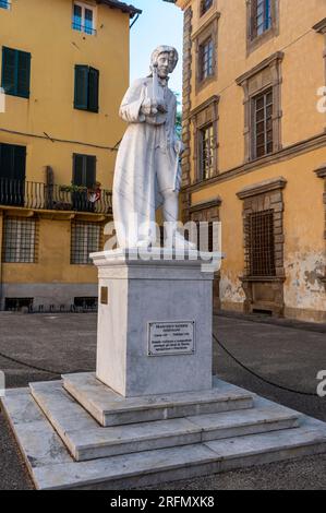 Eine Statue des italienischen Violinisten Francesco Geminiani vor dem Archivio Stato (Staatliches Archiv) auf der Piazza Guidiccioni in der Stadt Lucca im T Stockfoto