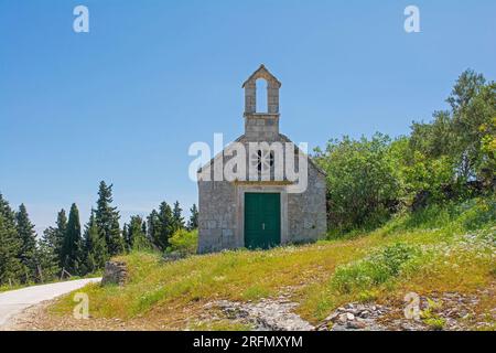 Die Kirche St. Jakob und St. Philip vor der Stadt Nerezisca auf der Insel Brac, Kroatien. Crkva Sv Jakov i Filip auf Kroatisch Stockfoto