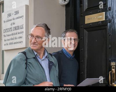 London, Großbritannien. 4 Aug 2023. Ich überreiche einen Brief für den französischen Botschafter. Wahlkämpfer aus Frankreich und Deutschland auf dem Weg zum internationalen Fast-Treffen von Hiroshima-Nagasaki begleiten britische Anti-Nuklear-Aktivisten auf einem "Botschaftsspaziergang" zu den russischen, französischen, Deutsche Botschaften und Downing Street, die sie auffordern, den UN-Vertrag über das Verbot von Kernwaffen zu unterzeichnen und ihre Atomwaffen loszuwerden. Es gab Aufführungen von Raised Voices Chor. Peter Marshall/Alamy Live News Stockfoto