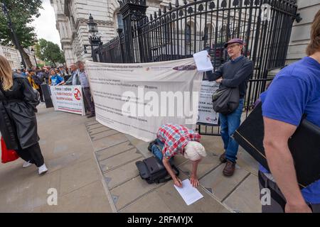 London, Großbritannien. 4 Aug 2023. Einen Brief in der Downing Street zu unterschreiben Wahlkämpfer aus Frankreich und Deutschland auf dem Weg zum internationalen Fast-Treffen von Hiroshima-Nagasaki begleiten britische Anti-Nuklear-Aktivisten auf einem "Botschaftsspaziergang" zu den russischen, französischen, Deutsche Botschaften und Downing Street, die sie auffordern, den UN-Vertrag über das Verbot von Kernwaffen zu unterzeichnen und ihre Atomwaffen loszuwerden. Es gab Aufführungen von Raised Voices Chor. Peter Marshall/Alamy Live News Stockfoto