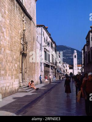 LA PLACA O STRADUM - CALLE PRINCIPAL CONSTRUIDA EN EL SIGLO XII AL RELLENAR EL CANAL QUE SEPARABA RAGUSA DE LA TIERRA FIRME. Lage: AUSSEN. DUBROVNIK. KROATIEN. Stockfoto