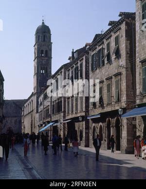 LA PLACA O STRADUM - CALLE PRINCIPAL CONSTRUIDA EN EL SIGLO XII AL RELLENAR EL CANAL QUE SEPARABA RAGUSA DE LA TIERRA FIRME. Lage: AUSSEN. DUBROVNIK. KROATIEN. Stockfoto