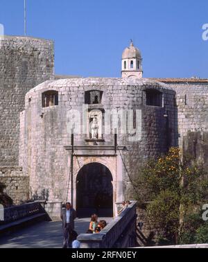 PUERTA DE PILE CON ARCADA RENACENTISTA DEL SIGLO XVI - UNA DE LAS PUERTAS DE ENTRADA A LA CIUDAD. ORT: PUERTA DE PILE. DUBROVNIK. KROATIEN. SAN BLAS Stockfoto