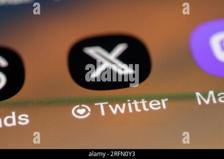 Buenos Aires, Argentinien - 1. August 2023: Nahaufnahme des neuen Twitter-Logos auf dem Bildschirm des Mobiltelefons. Stockfoto