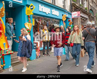 Royal Mile, High Street, Schottland, Großbritannien. 4. August 2023. Edinburgh Fringe 2023 beginnt im Stadtzentrum mit verschiedenen Plätzen rund um die Stadt für Straßenperfomer, um das Publikum zu unterhalten. Die Menschen gehen am Büro und Geschäft von Fringe vorbei. Kredit: Awhite/alamy Live News. Stockfoto