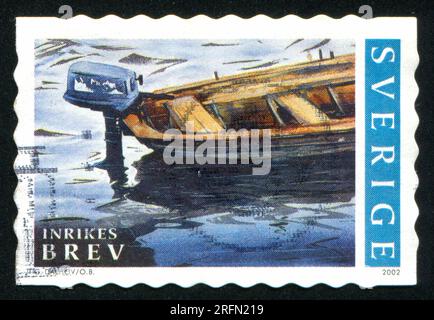 SCHWEDEN - CIRCA 2002: Von Schweden gedruckter Stempel zeigt Boot mit Außenbordmotor, circa 2002 Stockfoto