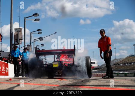 Newtown, IA, USA. 21. Juli 2023. BENJAMIN PEDERSEN (R) (55) aus Kopenhagen, Dänemark, fährt während des Trainings für das HyVee Indycar Wochenende auf dem Iowa Speedway in Newtown IA auf Boxenstraße. (Kreditbild: © Walter G. Arce Sr./ZUMA Press Wire) NUR REDAKTIONELLE VERWENDUNG! Nicht für den kommerziellen GEBRAUCH! Stockfoto