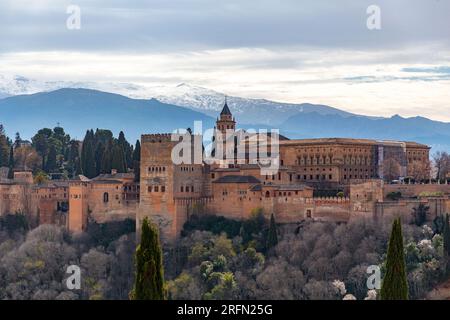 Granada, Spanien - 23. Februar 2022: Alhambra ist ein Palast und Festungskomplex in Granada, Andalusien, Spanien, einer der bedeutendsten islami Stockfoto