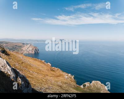 Landschaft der kantabrischen Küste mit den Klippen des Mount Candina und Laredo im Hintergrund. In Kantabrien, ein sonniger Sommertag. Stockfoto