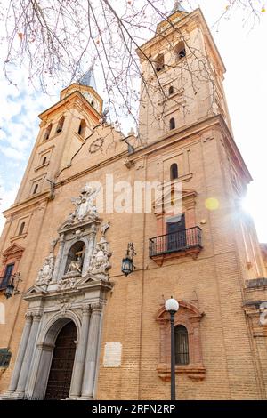 Granada, Spanien - 23. Februar 2022: Die Basilika Nuestra Senora de las Angustias ist eine Basilika in der Carrera de la Virgen, Granada, Spanien. Stockfoto