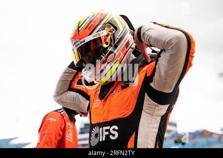 Newtown, IA, USA. 21. Juli 2023. BENJAMIN PEDERSEN (R) (55) aus Kopenhagen, Dänemark, nimmt nach dem Training für das HyVee Indycar-Wochenende auf dem Iowa Speedway in Newtown, IA, ihren Helm auf der Boxenstraße ab. (Kreditbild: © Walter G. Arce Sr./ZUMA Press Wire) NUR REDAKTIONELLE VERWENDUNG! Nicht für den kommerziellen GEBRAUCH! Stockfoto