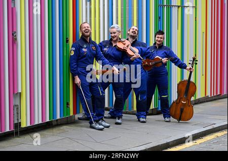 Edinburgh, Schottland, Großbritannien. 4. Aug 2023. Edinburgh Fringe: Das Bowjangles-Streichquartett ist eine unehrenhafte, anarchische Gruppe von Genre-Spannern, die Musik, Theater und Comedy auf eine Weise zusammenbringt, die Sie noch nie gesehen haben. Vorstellung bei den Golden Balloon Patter Hoos, Veranstaltungsort 24 vom 5. August Kredit: Craig Brown/Alamy Live News Stockfoto