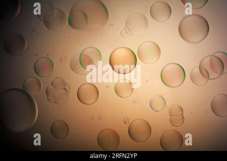 Seifenblasen aus Luft steigen durch klare Luft Stockfoto