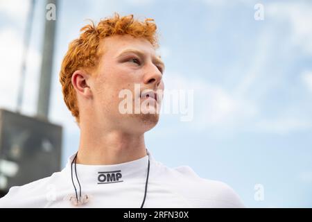 Newtown, IA, USA. 21. Juli 2023. RASMUS LINDH (76) (R) aus Göteborg, Schweden, zieht sich vor der Qualifikation für das HyVee Indycar-Wochenende auf dem Iowa Speedway in Newtown, IA, auf eine Boxenstraße. (Kreditbild: © Walter G. Arce Sr./ZUMA Press Wire) NUR REDAKTIONELLE VERWENDUNG! Nicht für den kommerziellen GEBRAUCH! Stockfoto