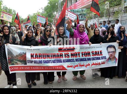 Aktivisten von Qaumi Awami Tehreek halten am Freitag, den 4. August 2023, im Presseclub Hyderabad eine Protestdemonstration gegen die Auktion des Karoonjhar-Gebirges ab. Kredit: Asianet-Pakistan/Alamy Live News Stockfoto