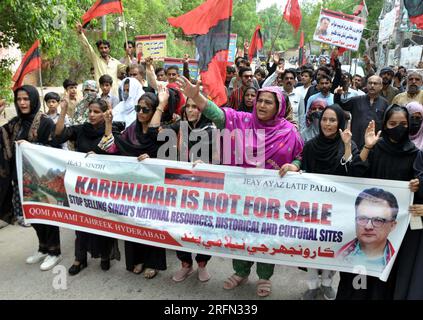 Aktivisten von Qaumi Awami Tehreek halten am Freitag, den 4. August 2023, im Presseclub Hyderabad eine Protestdemonstration gegen die Auktion des Karoonjhar-Gebirges ab. Kredit: Asianet-Pakistan/Alamy Live News Stockfoto