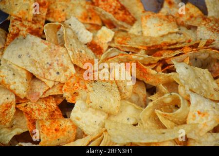 Gebratener und würziger gelber Papad, sehr knusprig. Stockfoto