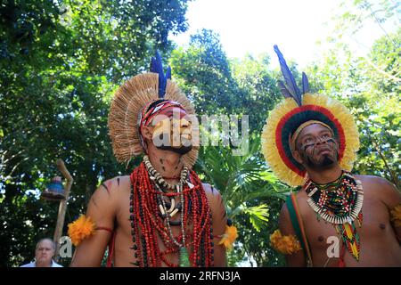 porto seguro, bahia, brasilien - 1. august 2023: Etina Pataxo Indianer während des Aragwaka Festivals im Dorf Jaqueira in der Stadt Porto Segu Stockfoto